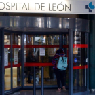 Entrada principal al Hospital de León. FERNANDO OTERO