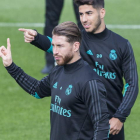 Sergio Ramos y Marco Asensio, durante un entrenamiento del Real Madrid. RODRIGO JIMÉNEZ