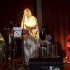 La cantante sahararui Aziza Brahim actúa como artista invitada