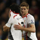 Gerrard consuela a Suárez tras un pinchazo del Liverpool en la Premier la temporada pasada.