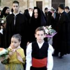 Las damas se visten de negro durante la ofrenda floral a la Virgen del Castillo