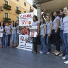 Las jugadoras del Cleba posan en la plaza de la Catedral con el cartel de la campaña de socios.