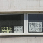 Carteles para el alquiler y venta de viviendas en un edificio de León. DL