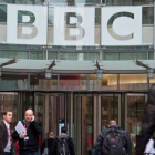 Varios empleados, a la entrada de la sede de la BBC, en Londres.