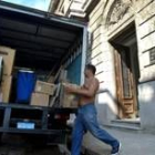 Un hombre carga cajas en un camión durante una mudanza