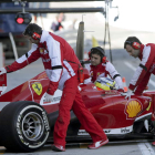 De la Rosa entra en el box de Ferrari tras sufrir una avería.