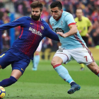 Piqué y Maxi Gómez disputan el balón durante el partido del sábado pasado en el Camp Nou.