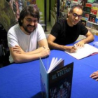 Pepo Pérez (derecha) y Santiago García (izquierda) firmando ejemplares de su serie «El Vecino&