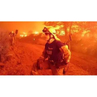 Brigadas contra el fuego en el corazón del incendio de Quintana del Castillo