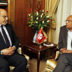 Hamadi Jebali (i), mientras presenta su renuncia ante el presidente, Monsef Marzuki (d).