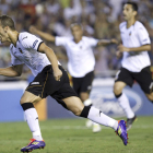 Soldado celebra su gol de penalti que reportó al Valencia un punto in extremis.