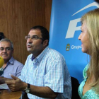 Juan Elicio Fierro, Neftalí Fernández y Teresa Magaz, en la rueda de prensa de ayer.