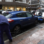 Una actuación de la grúa municipal en la calle Independencia, la pasada primavera.