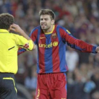 El defensa del Barcelona, Gerard Piqué, protesta al árbitro durante un partido de Liga.