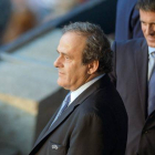 Fotogfrafía de archivo de Michel Platini junto con Manuel Valls, en el fondo de la imagen.