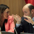 Soraya Rodríguez conversa con Alfredo Pérez Rubalcaba.