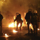 Enfrentamientos entre manifestantes y policía en Atenas en las protestas por la visita de Obama.