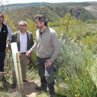Iban Chico y Antonio Gella, de Gas Natural Fenosa, y Guillermo Palomero, presidente de la FOP, visitaron los tres primeros bosquetes plantados en Mora de Luna, al fondo.