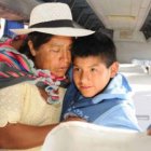 El niño boliviano Franklin Villca, de 10 años, y su madre Zenobia Huanaco, al reencontrarse en Cocha