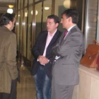 En el centro, el alcalde de Cacabelos, José Manuel Sánchez, ayer en los juzgados de Ponferrada.