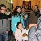 Francisco Pérez, con abrigo marrón, regresó el sábado a sus parroquias en el municipio. PLANILLO