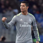 El delantero portugués, Cristiano Ronaldo, celebra el gol que encarriló el triunfo del Real Madrid ayer noche en el Olímpico de Roma. ettore ferrari