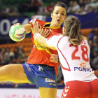 La lateral española Beatriz Fernández intenta superar a una jugadora polaca.