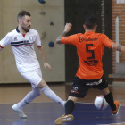 Furi abrió el camino de la victoria para el equipo trepalense al marcar el primer gol. FERNANDO OTERO