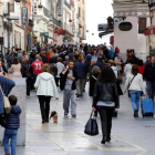Una de las calles emblemáticas de León atestada de gente en el tránsito de octubre a noviembre. MARCIANO PÉREZ