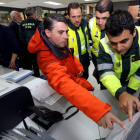 Operarios inspeccionaron ayer las consignas de la campaña en el centro de contol.