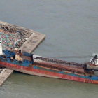 Un barco petrolero de 2.500 toneladas se estrelló desde un puente en una pequeña isla cerca del aeropuerto de Osaka.