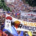 Miles de manifestantes partidarios del presidente Chávez durante la marcha de ayer en Caracas