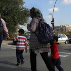 Una familia acompaña a sus hijos al colegio en el Poblenou, en Barcelona.
