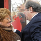 Herrera saluda a la viuda de Fermín Carnero, Pilar Rey, junto a Cándido Méndez hoy en Valderas