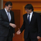 El presidente del Gobierno en funciones, Mariano Rajoy, y el de la Generalitat, Carles Puigdemont, en su cita de abril del 2016 en la Moncloa.