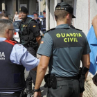 Guardia Civil y Mossos d Esquadra se llevan a un detenido, esta mañana, en Ripoll.