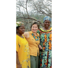 Consuelo Manzano acompañada de dos angoleñas