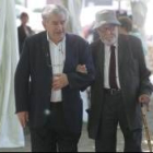 La imagen muestra al grupo de intervinientes en el festival poético