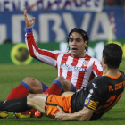 Falcao protesta al colegiado una acción del defensa portugués Ricardo Costa.