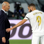 Zidane dialoga con Benzema en un lance de un partido de esta temporada. JUANJO MARTÍN