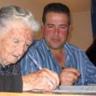 Una de las vecinas, durante la firma de la compra-venta junto al alcalde de Posada, Mariano Rojo