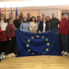 Los alumnos del IES Fernando I posaron con la corporación coyantina al terminar el pleno. MEDINA