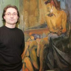 Imagen de archivo del artista leonés Ángel Cantero que posa con una de sus obras.