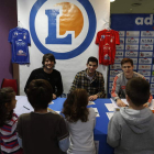 Gonzalo Carou, Ricardo Díez y Víctor Alonso firmaron ayer autógrafos en E.Leclerc.