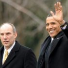 Obama y uno de sus asistentes, Phil Shiliro.