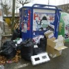 En ocasiones los contenedores se quedan pequeños para albergar toda la basura generada.