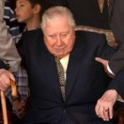 Augusto Pinochet es ayudado a levantarse de una silla en Chile