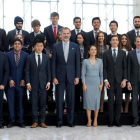 El rey, con los jóvenes y mandatarios asistentes a la reunión de estudiantes convocados por la ONU. JUAN CARLOS HIDALGO