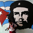 Un niño posa junto a un graffiti del Che Guevara, en La Habana. ALEJANDRO ERNESTO