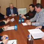 El delegado, al fondo, se reunió con los miembros del Consejo de la DO Tierra de León.